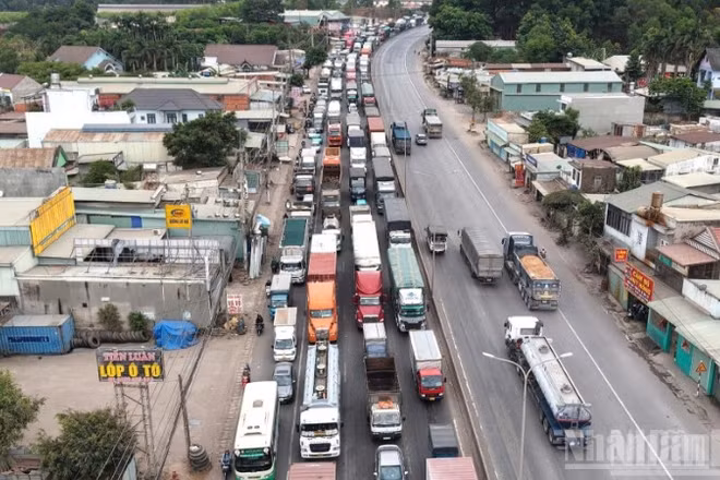 Kẹt xe kéo dài nhiều kilomet trên Quốc lộ 51, đoạn qua địa bàn tỉnh Đồng Nai.