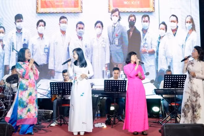 Một tiết mục biểu diễn trong đêm nhạc thiện nguyện "Blouse Trắng", ấm áp tình xuân.