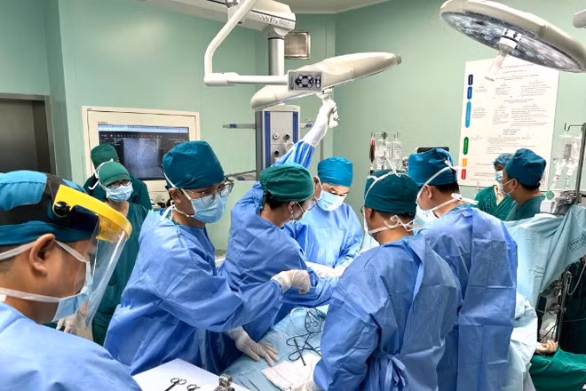 Bệnh nhân được ê-kíp phẫu thuật Bệnh viện Nhi đồng thành phố can thiệp xử trí. 
