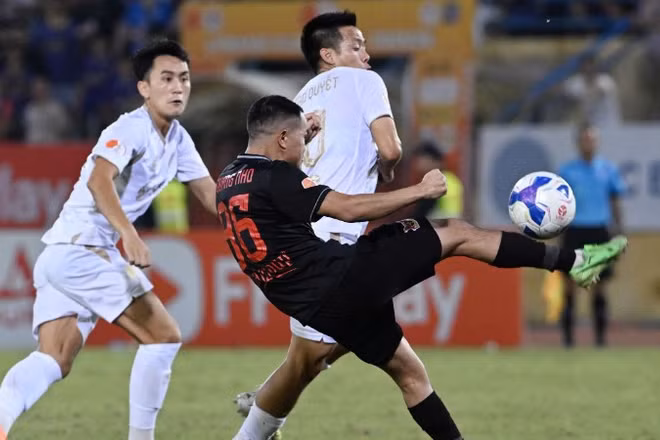 Đội Ninh Bình FC (áo đen) giành chiến thắng 2-1 trước đội Hà Nội FC. (Ảnh: TRẦN HẢI)