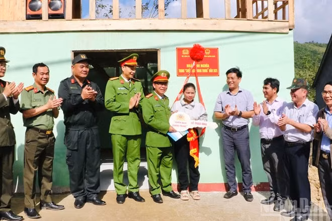 Nghi thức bàn giao nhà trong “Chiến dịch Quang Trung” cho hộ gia đình bà Đinh Thị Vôn, trú tại thôn Huy Măng, xã miền núi Sơn Tây.