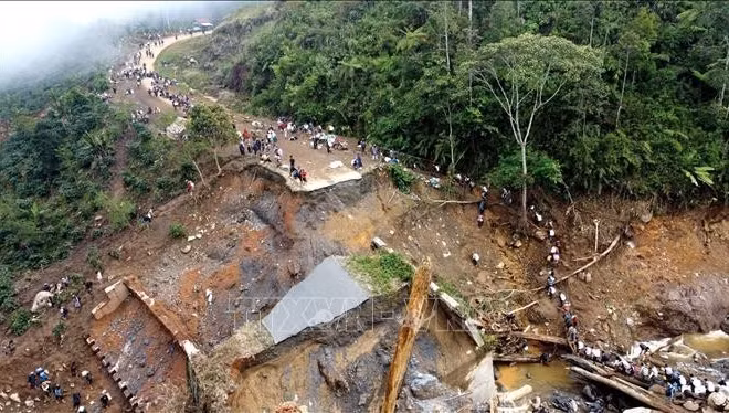 Cây cầu bị phá hủy trong lũ lụt do mưa lớn tại Aceh, Indonesia ngày 9/12/2025. (Ảnh tư liệu: THX/TTXVN) 