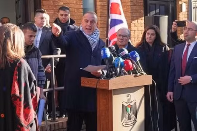 Đại sứ Palestine tại Anh Husam Zomlot.