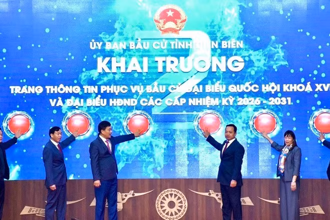Đồng chí Vũ Hồng Thanh, Ủy viên Trung ương Đảng, Phó Chủ tịch Quốc hội (thứ ba từ trái sang) cùng các đồng chí lãnh đạo tỉnh Điện Biên thực hiện nghi thức ấn nút đưa Trang thông tin bầu cử tỉnh Điện Biên vào hoạt động.