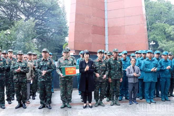 Đồng chí Phạm Thị Phúc, Phó Bí thư Tỉnh ủy, Chủ tịch Ủy ban Mặt trận Tổ quốc Việt Nam tỉnh Lâm Đồng động viên lực lượng thực hiện nhiệm vụ thiêng liêng.