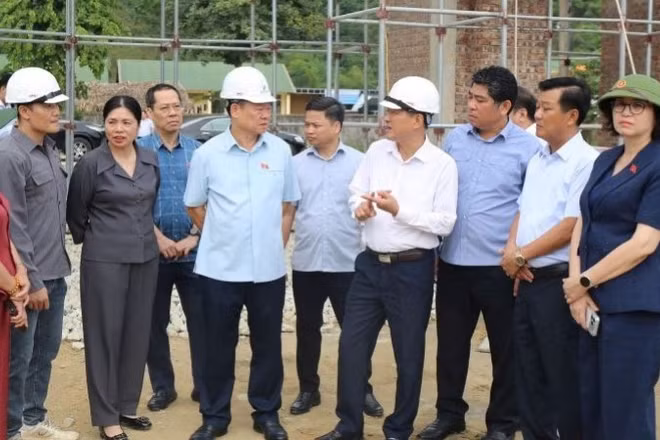 Đoàn công tác kiểm tra tiến độ thi công Trường liên cấp xã Môn Sơn.