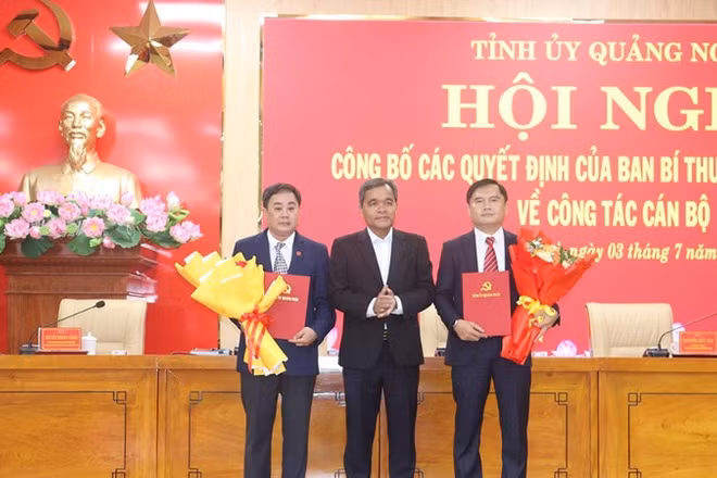 Đồng chí Hồ Văn Niên, Ủy viên Trung ương Đảng, Bí thư Tỉnh ủy Quảng Ngãi trao quyết định của Ban Bí thư và tặng hoa chúc mừng đồng chí Trần Ngọc Tuấn và Trương Huy Tâm.