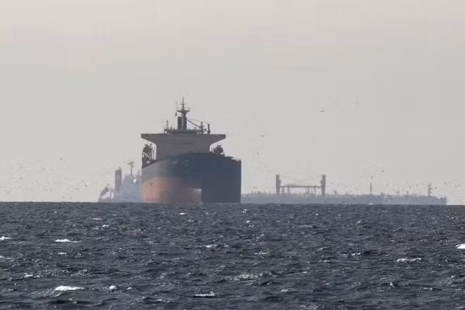 Tàu thuyền vận chuyển trên eo biển Hormuz. (Ảnh: THX/TTXVN) 