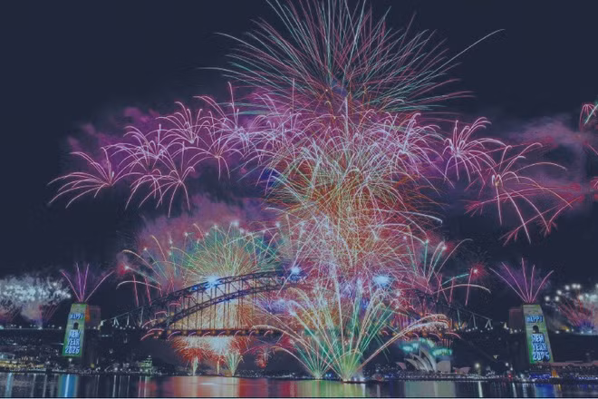 Pháo hoa rực rỡ chào đón năm mới 2026 tại cầu Cảng Sydney, Australia. (Ảnh: THX/TTXVN)