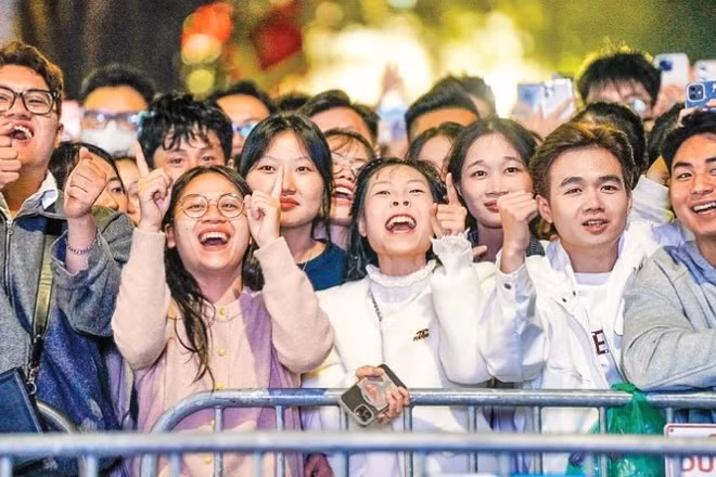 Niềm vui của người dân Hà Nội đón chào năm mới. (Ảnh: KHÁNH HÒA)