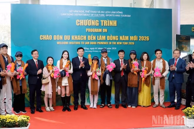 Lãnh đạo tỉnh Lâm Đồng và đại diện sở ngành địa phương chào mừng những du khách đầu tiên đến địa phương qua đường hàng không năm 2026.
