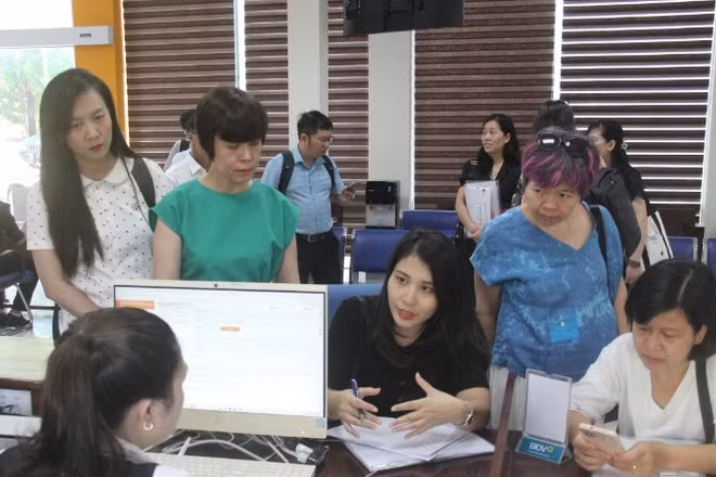 Cán bộ Trung tâm Phục vụ hành chính công tỉnh Gia Lai chia sẻ với đoàn công tác Bộ Khoa học và Công nghệ.