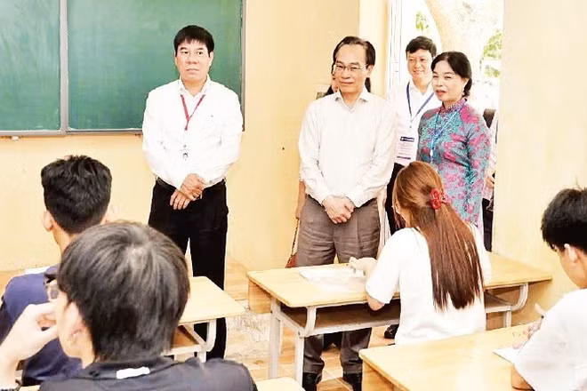 Lãnh đạo Bộ Giáo dục và Đào tạo kiểm tra công tác tổ chức thi và động viên cán bộ coi thi, thí sinh tại điểm thi Trường trung học phổ thông Nguyễn Du-Thanh Oai (Hà Nội).