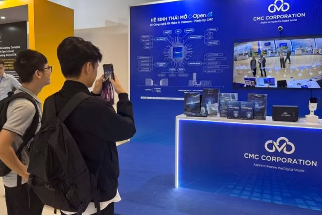 Các bạn trẻ tham quan, trải nghiệm sản phẩm công nghệ tại Ngày hội Đổi mới sáng tạo quốc gia năm 2025. (Ảnh: HÀ LINH) 