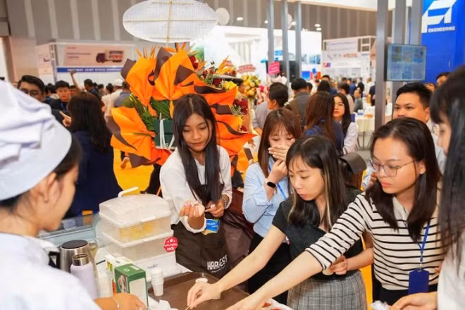 Khách hàng tham quan và dùng thử các sản phẩm thủy sản xuất khẩu tại Hội chợ Vietfish 2025. (Ảnh: THANH YẾN)