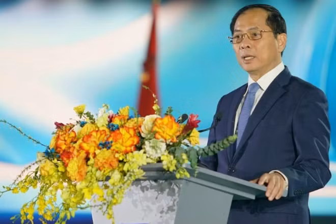 Đồng chí Bùi Thanh Sơn, Phó Thủ tướng Chính phủ phát biểu chỉ đạo tại Lễ kỷ niệm 70 năm Ngày thành lập Tập đoàn Xăng dầu Việt Nam.
