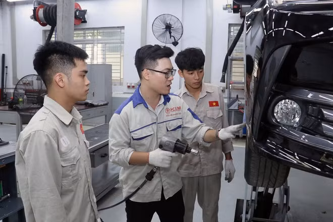 Trường cao đẳng Cơ điện Hà Nội kiểm tra tay nghề của người lao động trước khi sang làm việc tại Nhật Bản. (Ảnh: MINH THẮNG) 