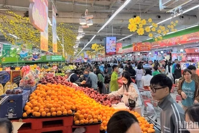 Người tiêu dùng mua sắm tại siêu thị GO!, Big C. (Ảnh: MINH TRANG) 