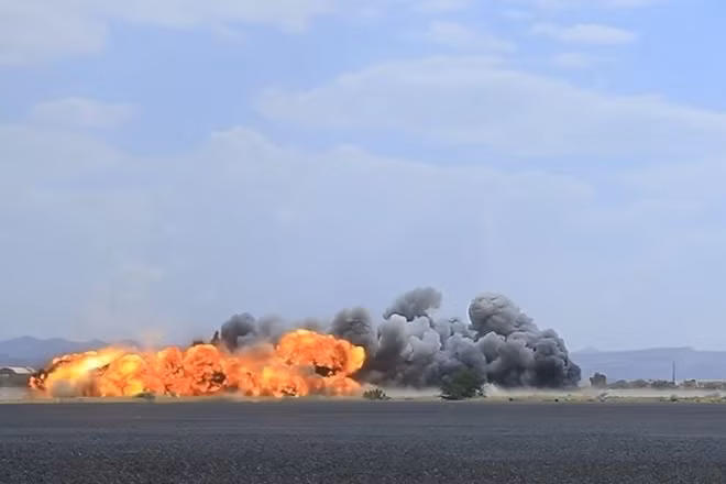 Sân bay quốc tế Sanaa tại Yemen bị không kích (Ảnh: TÂN HOA XÃ)