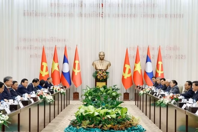 Tổng Bí thư Tô Lâm và Tổng Bí thư, Chủ tịch nước Lào Thongloun Sisoulith đồng chủ trì Cuộc gặp cấp cao giữa Đảng Cộng sản Việt Nam và Đảng Nhân dân Cách mạng Lào. (Ảnh: Thống Nhất/TTXVN) 