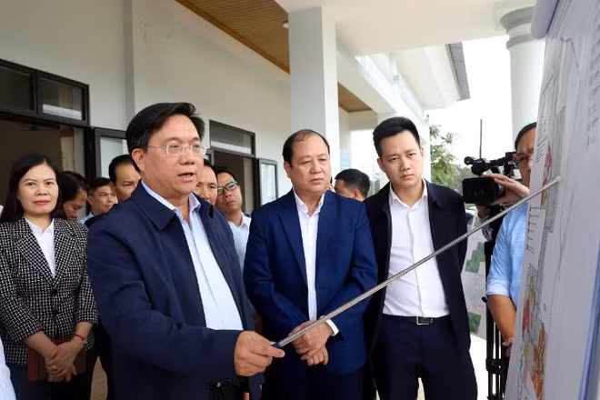 Chủ tịch Ủy ban nhân dân tỉnh Phú Thọ Trần Duy Đông kiểm tra việc thực hiện dự án Khu công nghiệp Đoan Hùng.
