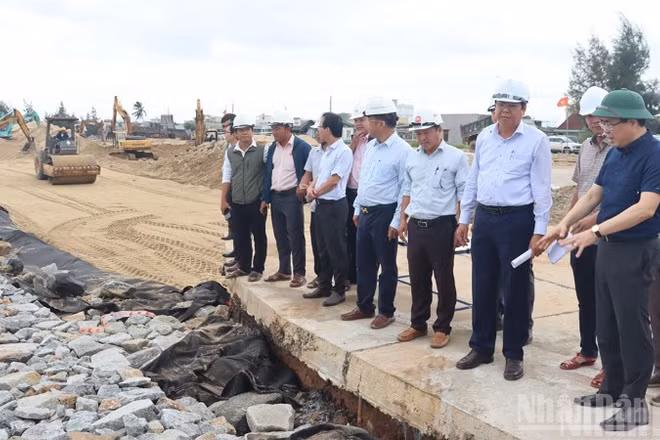 Chủ tịch Ủy ban nhân dân tỉnh Quảng Ngãi Nguyễn Hoàng Giang Kiểm tra hiện trường công trình khắc phục, chống sạt lở bờ biển khu vực xã An Phú.