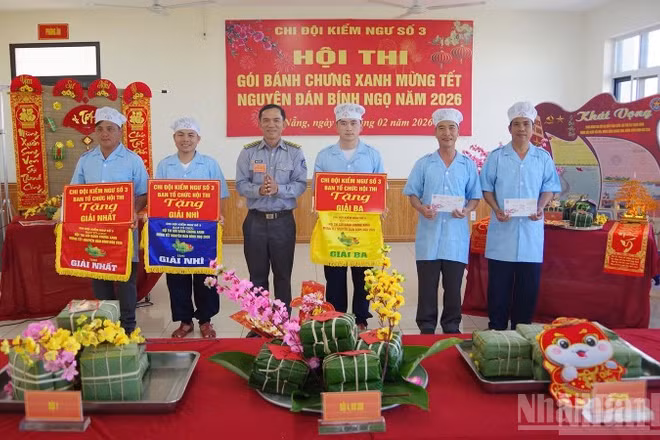 Thủ trưởng Chi đội Kiểm ngư số 3 trao giải cho các đội tại Hội thi gói bánh chưng xanh.