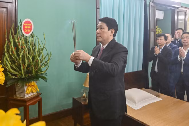 Chủ tịch nước Lương Cường dâng hương tưởng nhớ Chủ tịch Hồ Chí Minh tại Nhà 67. (Ảnh: Thủy Nguyên)