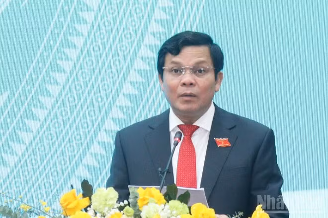 Đồng chí Nguyễn Đức Tuy, Phó Bí thư Tỉnh ủy, Chủ tịch Hội đồng nhân dân tỉnh Quảng Ngãi phát biểu khai mạc kỳ họp.