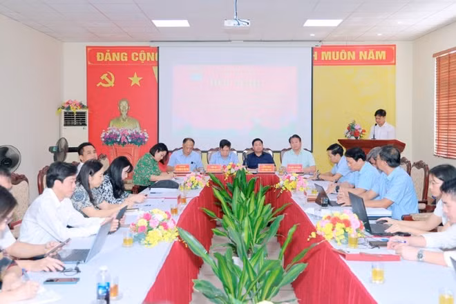 Lãnh đạo sở, ngành của tỉnh Phú Thọ trực tiếp gặp gỡ, trao đổi với 29 cán bộ, giáo viên Trường trung cấp Kỹ thuật-Nghiệp vụ Sông Hồng.