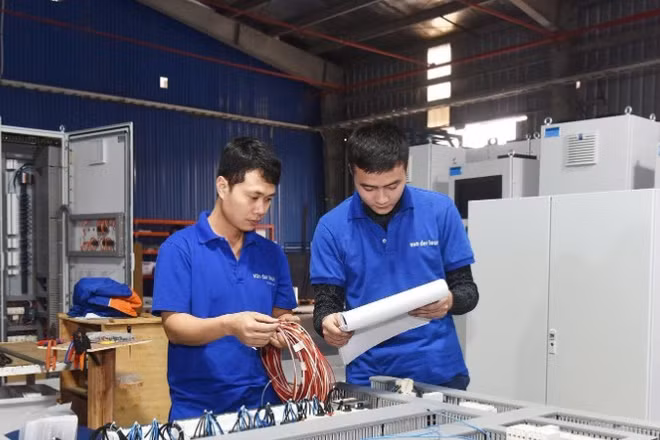 Công nhân Công ty TNHH Van Der Leun Việt Nam (Hải Phòng) kiểm tra, lắp ráp tủ bảng điện cho tàu thủy. (Ảnh KHÁNH AN)
