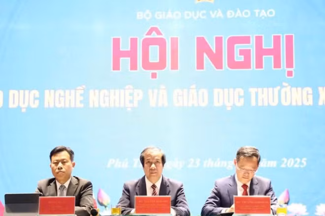 Các đồng chí lãnh đạo Bộ chủ trì hội nghị.