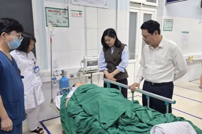 Tiến sĩ, Bác sĩ Chuyên khoa II Lê Thị Hoài Chung (thứ hai từ phải sang), Giám đốc Sở Y tế Nghệ An có mặt kịp thời chỉ đạo công tác cấp cứu và thăm hỏi nạn nhân. 