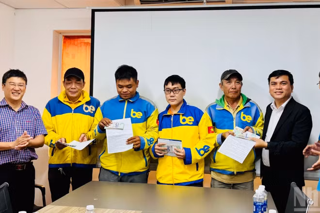 Các tài xế xe công nghệ vui mừng nhận vốn vay ưu đãi.