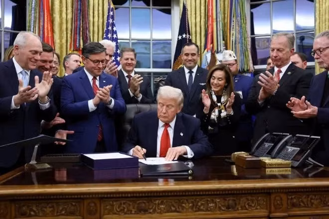 Tổng thống Mỹ Donald Trump ký luật chi tiêu tại Nhà trắng.