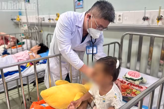 Bé K. đang được chăm sóc, điều trị tại Bệnh viện Nhi đồng 1. 