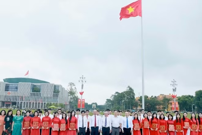 Lãnh đạo nhà trường cùng cán bộ, giảng viên, sinh viên tại lễ báo công dâng Bác. 