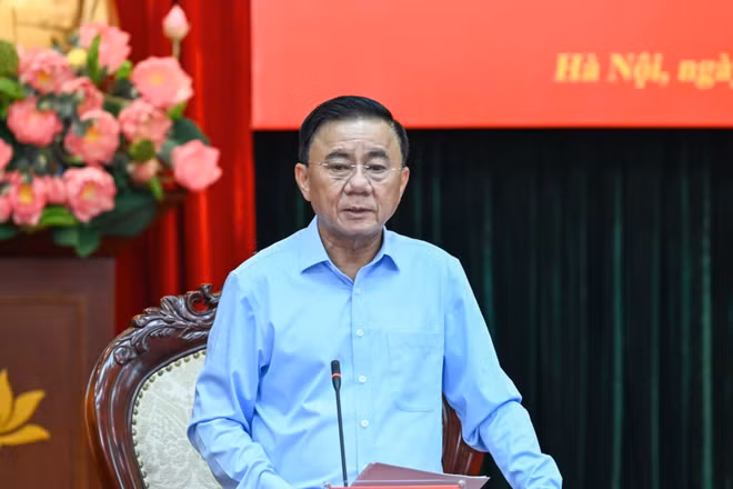 Đồng chí Trần Cẩm Tú, Ủy viên Bộ Chính trị, Thường trực Ban Bí thư, Trưởng đoàn Kiểm tra số 12 chủ trì làm việc với Ban Thường vụ Đảng ủy Tập đoàn Công nghiệp-Viễn thông quân đội. (Ảnh: DUY LINH)