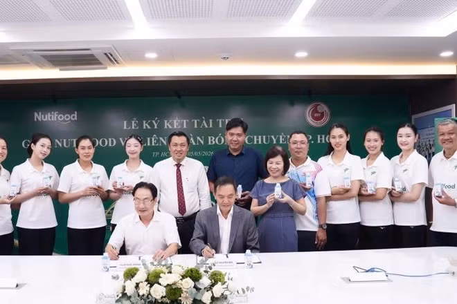 Đại diện Công ty Cổ phần thực phẩm dinh dưỡng Nutifood và Liên đoàn bóng chuyền Thành phố Hồ Chí Minh ký thỏa thuận tài trợ.