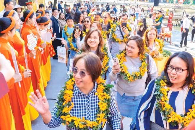 Thành phố Đà Nẵng chào đón đoàn du khách nước ngoài đầu tiên tham quan Di sản Phố cổ Hội An đầu năm 2026.