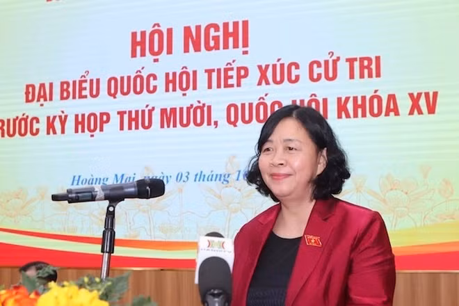 Đồng chí Bùi Thị Minh Hoài phát biểu tại buổi tiếp xúc cử tri.