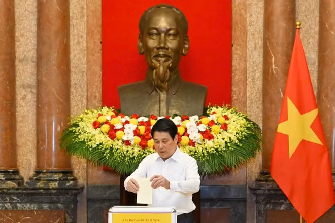 Chủ tịch nước Lương Cường ủng hộ đồng bào khắc phục hậu quả bão lũ. (Ảnh: Thủy Nguyên)