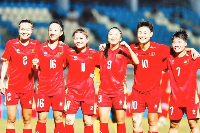 Niềm vui chiến thắng của đội tuyển bóng đá nữ Việt Nam tại trận ra quân SEA Games 33.