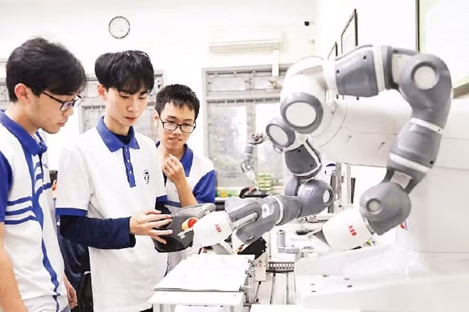 Sinh viên trong phòng thí nghiệm Trường đại học Công nghệ (Đại học Quốc gia Hà Nội).