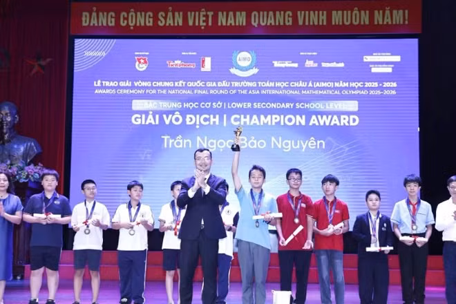 Ban tổ chức trao giải Vô địch cho em Trần Ngọc Bảo Nguyên, học sinh lớp 6 Trường trung học cơ sở năng khiếu, Trường đại học Sư phạm Hà Nội. 