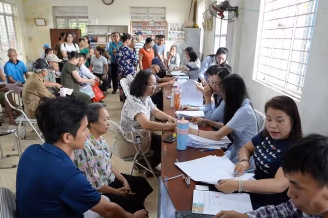Cán bộ xã Thanh Oai phối hợp chủ đầu tư tổ chức chi trả tiền bồi thường, hỗ trợ giải phóng mặt bằng Khu đô thị thể thao Olympic cho 107 hộ dân tại thôn Động Giã.