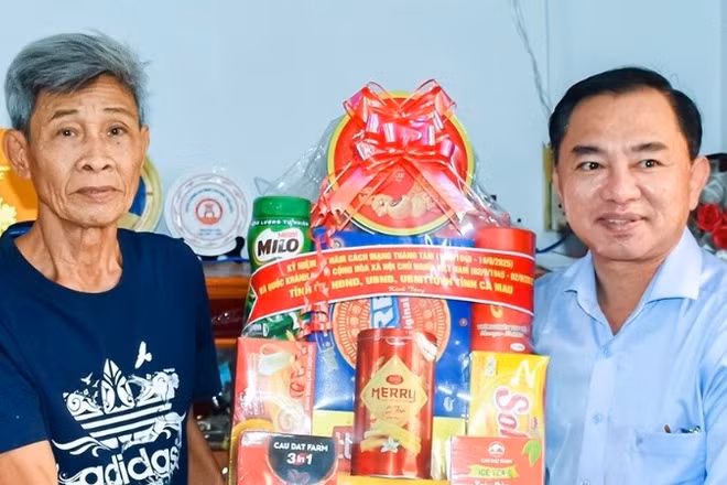 Đồng chí Phan Thanh Duy, Ủy viên Ban Thường vụ Tỉnh ủy, Trưởng ban Tổ chức Tỉnh ủy Cà Mau thăm, tặng quà các gia đình thương binh, liệt sĩ của tỉnh. (Ảnh: CTV)