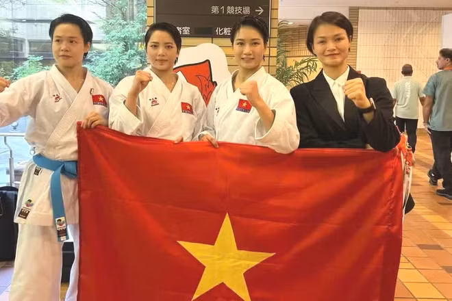 Bộ ba Nguyễn Ngọc Trâm, Bùi Ngọc Nhi và Hoàng Thị Thu Uyên mang về Huy chương Vàng đầu tiên. (Ảnh: BÙI LƯỢNG) 