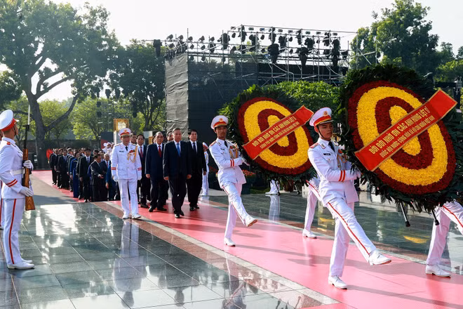 Các đồng chí lãnh đạo, nguyên lãnh đạo Đảng, Nhà nước đặt vòng hoa tại Đài tưởng niệm các Anh hùng liệt sĩ trên đường Bắc Sơn.