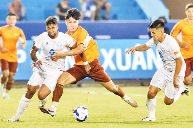 Thép Xanh Nam Định (áo trắng) có chiến thắng tưng bừng trước Hoàng Anh Gia Lai 4-0. (Ảnh: HAGL)